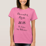 Zukünftiges Braut-Rosa T-Shirt<br><div class="desc">WeddingsbyRhoadie ist der erste Platz für einzigartige kundenspezifische Produkte! Feiern Sie Ihre bevorstehende Hochzeit dieser dieser Braut-T - Shirt. Dieses RosabaumwollShirt kennzeichnet "Dezember-Braut-" "Jahr" mit der zukünftigen Frau. Ihre Namensschablone geschrieben in Schwarzes. Auftrag Ihr heute!</div>