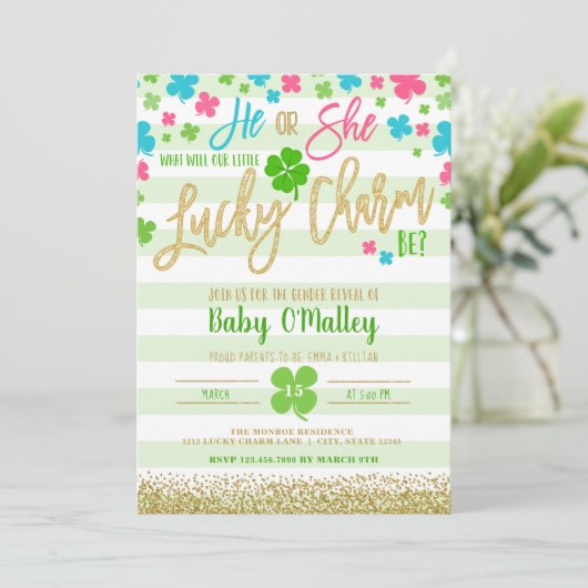 Zum Glück Charm St Patrick's Day Gender Reveal Einladung (Stehend Vorderseite)