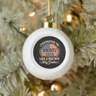 Zum Papa befördert 2026 Lustige amerikanische Flag Keramik Kugel-Ornament