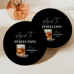 Zum perfekten Altern gealtertes Whiskyglas Geburts Pappteller