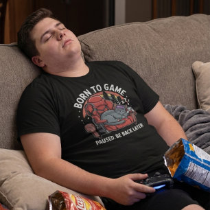 Zum Spielen geboren Katze schläft in Gaming-Stuhl T-Shirt