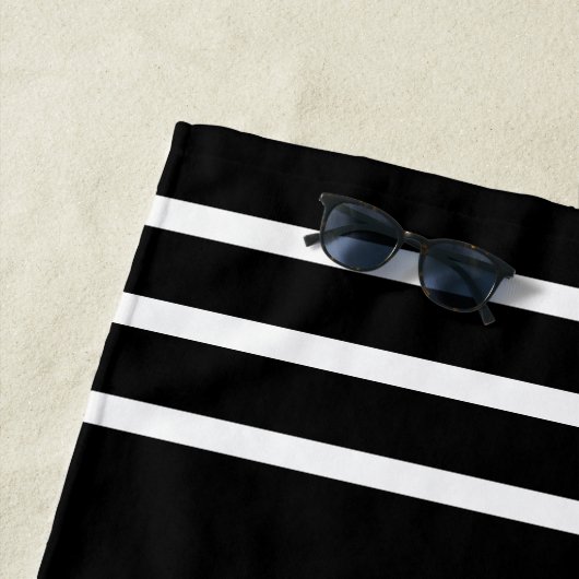 Zum Strand hin, weiße Streifen, schwarz Strandtuch (Beispiel)