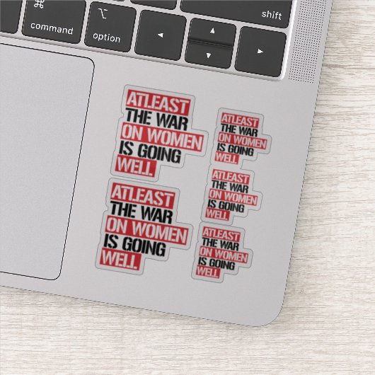 Zumindest läuft der Krieg gegen die Frauen gut Aufkleber (Detail)