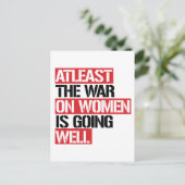 Zumindest läuft der Krieg gegen die Frauen gut Postkarte (Stehend Vorderseite)