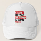 Zumindest läuft der Krieg gegen die Frauen gut Truckerkappe (Vorderseite)