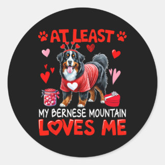 Zumindest liebt mein Berner Sennenhund mich zum Va Runder Aufkleber