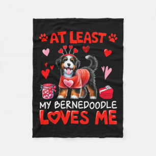 Zumindest mein Bernedoodle liebt mich Valentins Si Fleecedecke