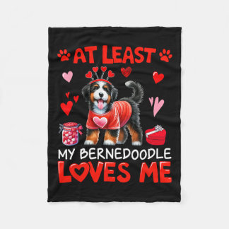 Zumindest mein Bernedoodle liebt mich Valentins Si Fleecedecke