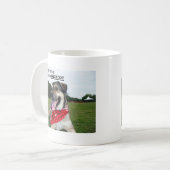 Zupacken-Leben durch den Schwanz und den FALL AN Kaffeetasse (Vorderseite Links)