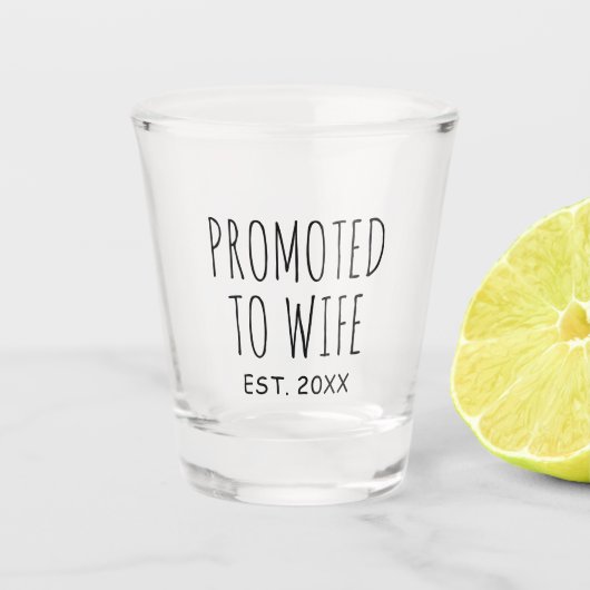 Zur Ehefrau befördert | Hochzeitsgeschenk Schnapsglas (Vorderseite)