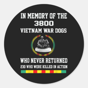 Zur Erinnerung an die Hunde des Vietnamkriegs von Runder Aufkleber