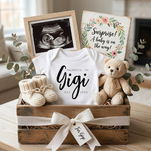 Zur Gigi befördert EST-Jahresankündigung Baby Strampler