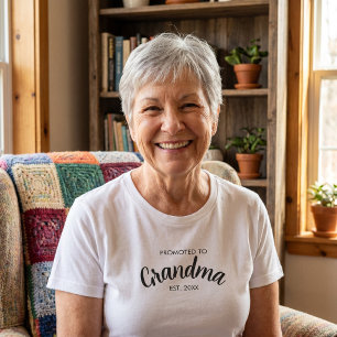 Zur Oma Befördert Bekanntgabe der Schwangerschaft  T-Shirt