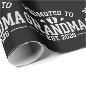 Zur Oma befördert ca. 2026 Großeltern Baby Geschenkpapier (Rolleneckpunkt)