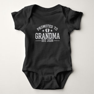 Zur Oma befördert ca. 2026 Großeltern Baby Strampler