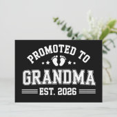 Zur Oma befördert Est 2026 Baby-Ankündigung Einladung (Stehend Vorderseite)