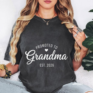 Zur Oma befördert Est 2026 Herz T-Shirt