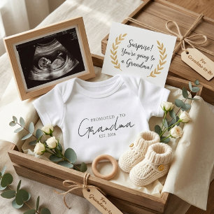 Zur Oma Befördert Süße EST-Jahresankündigung Baby Strampler