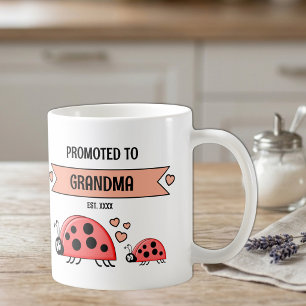 Zur Oma beförderte Marienkäfer Pfirsich Kaffeetasse