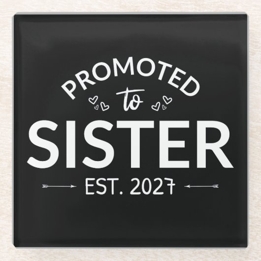 Zur Schwester befördert ca. 2027 Große Schwester I Glasuntersetzer (Vorderseite)