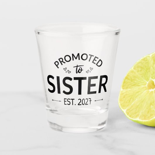 Zur Schwester befördert ca. 2027 Große Schwester I Schnapsglas (Vorderseite)