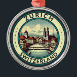 Zurich Switzerland Illustration Travel Art Abzeich Ornament Aus Metall<br><div class="desc">Zurich Retrovektor-Reisedesign. Die malerischen Gassen der Altstadt,  auf beiden Seiten des Flusses Limmat,  spiegeln ihre prämittelalterliche Geschichte wider.</div>