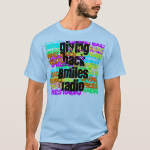 Zurück gebend lächelt der Radio und zurück gibt T-Shirt