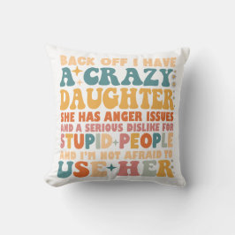 Zurück habe ich eine verrückte Tochter, die wütend Kissen