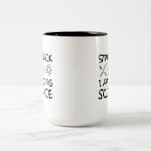 Zurück, ich tue Wissenschaft Zweifarbige Tasse (Mittel)
