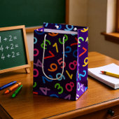 Zurück zu den Schulzahlen im lila Hintergrund Mittlere Geschenktüte