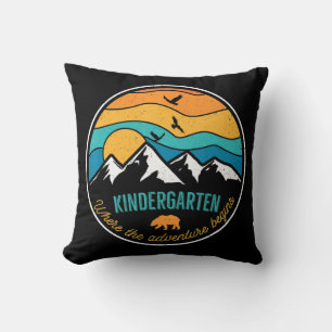 Zurück zum Kindergarten, wo das Abenteuer stattfin Kissen