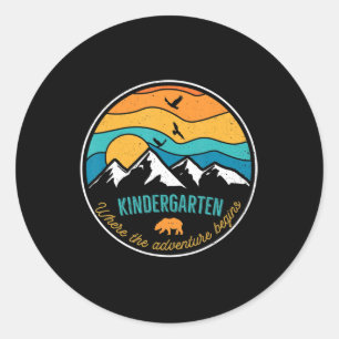 Zurück zum Kindergarten, wo das Abenteuer stattfin Runder Aufkleber