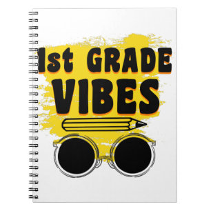 Zurück zur Schule 1. Klasse Vibes Shirt Erster Tag Notizblock