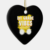 Zurück zur Schule Erste Klasse Vibes Shirt erster Keramik Ornament (Rechts)