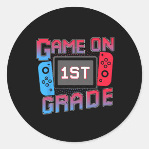 Zurück zur Schule Videospiel auf 1. Klasse Gamer J Runder Aufkleber