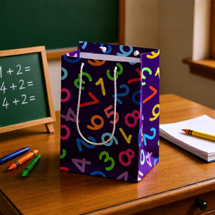 Zurück zur Schule Zahlen auf violettem Hintergrund Mittlere Geschenktüte