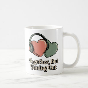 Zusammen, aber abschalten, emotionaler Abstand Hum Kaffeetasse