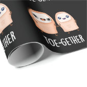 Zusammen Funny BIg Toe Pun Dark BG Geschenkpapier (Rolleneckpunkt)