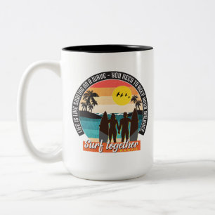 Zusammen surfen - Halte dein Gleichgewicht Zweifarbige Tasse