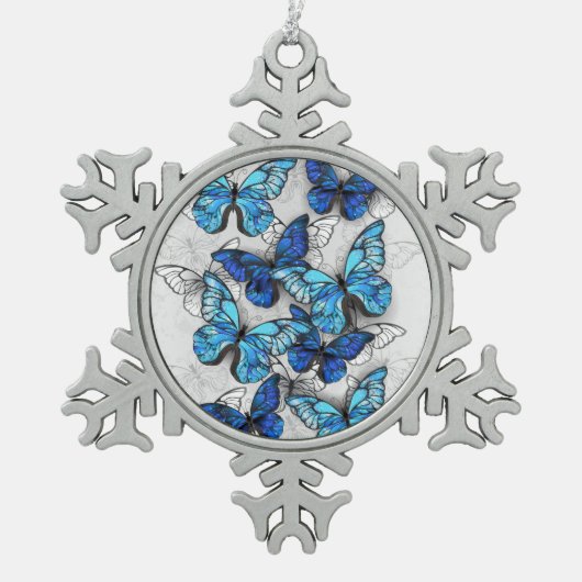 Zusammensetzung der weißen und blauen Schmetterlin Schneeflocken Zinn-Ornament (Vorderseite)