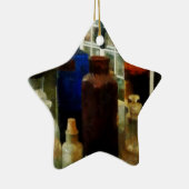 Zusammensetzung von Chemikalien in Flaschen Keramikornament (Rechts)