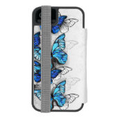 Zusammensetzung von White und Blue Butterflies Incipio iPhone Geldbeutel-Hülle (Folio Rückseite)