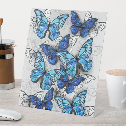 Zusammensetzung von White und Blue Butterflies Sockelschild (In Situ)