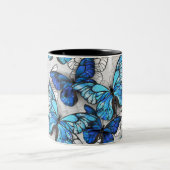 Zusammensetzung von White und Blue Butterflies Zweifarbige Tasse (Mittel)