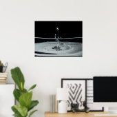 Zusammenstoß mit Wasser in Schwarz und Weiß Poster (Heimbüro)