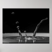 Zusammenstoß mit Wasser in Schwarz und Weiß Poster (Vorne)