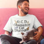 Zwangsstörung T-Shirt<br><div class="desc">Ich Liebe meine Katzen. Ich habe eine obskure,  obsessive Katzenkrankheit. Ein lustiges Kitten-Tee,  das ein tolles Kätzchen-Geschenk für jemanden machen würde,  der niedliche Kätzchen mag. Die verschiedenen Katzen kriechen auf den Briefen dieses niedlichen Katzenjunges T - Shirt.</div>