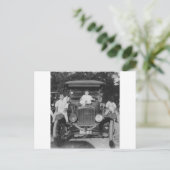 Zwanzigerjahre Kinder auf Auto Postkarte (Stehend Vorderseite)