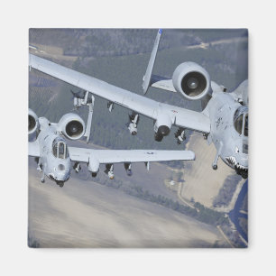 Zwei A-10C-Thunderbolzen II fliegen formatgenau Magnet