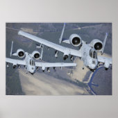 Zwei A-10C-Thunderbolzen II fliegen formatgenau Poster (Vorne)
